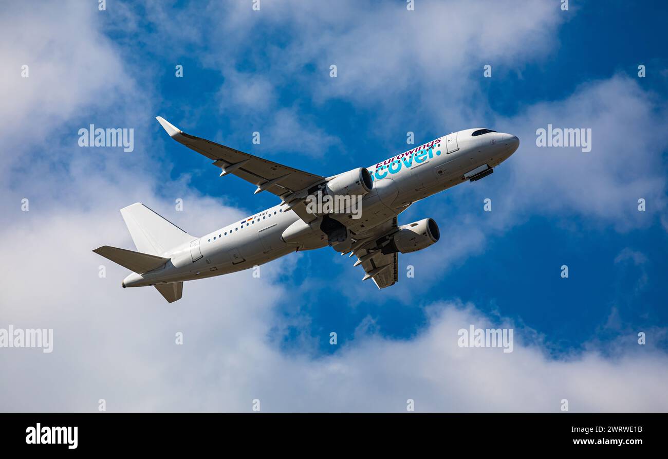 Ein Airbus A320-214 von Eurowings Scopri startet von der Südbahn des Flughafen München. Registrazione D-AIUV. (München, Deutschland, 04.04.2023) Foto Stock