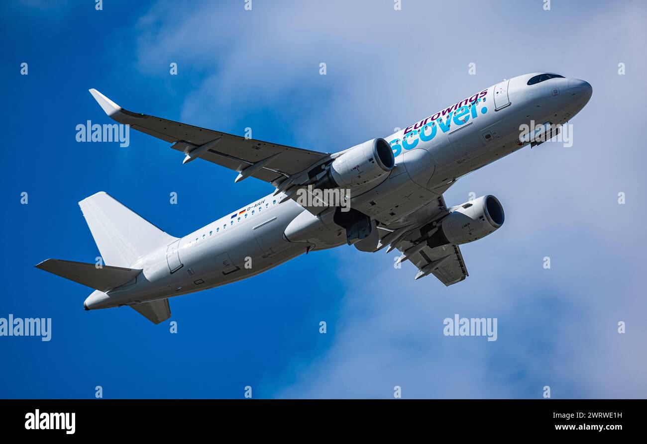 Ein Airbus A320-214 von Eurowings Scopri startet von der Südbahn des Flughafen München. Registrazione D-AIUV. (München, Deutschland, 04.04.2023) Foto Stock