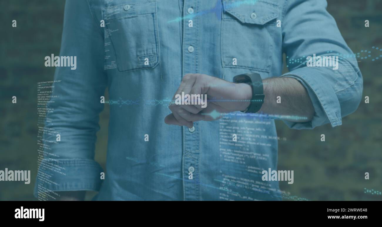 Immagine dell'elaborazione dei dati su schermo digitale in sezione centrale dell'uomo caucasico con smartwatch Foto Stock