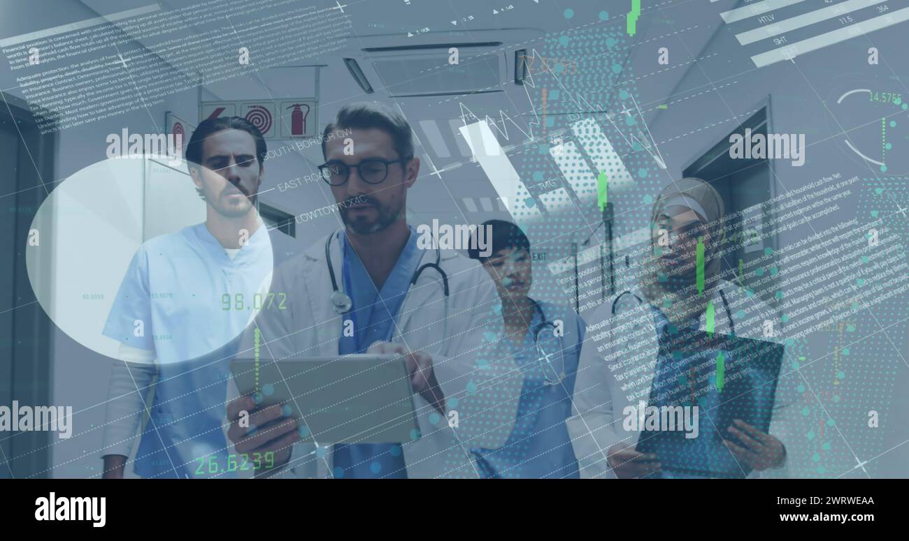 Immagine di grafici, interfaccia infografica, diversi medici che discutono dei raggi X e camminano nel corridoio Foto Stock