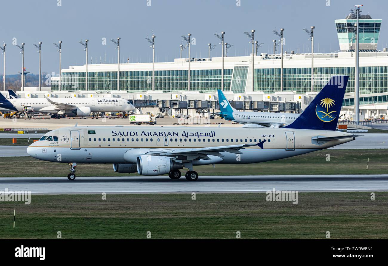 Ein Airbus A320-214 von Saudi Arabian Airlines landet auf der Südbahn des Flughafen München. Immatrikulation HZ-ASA. (München, Deutschland, 06.04.2023 Foto Stock