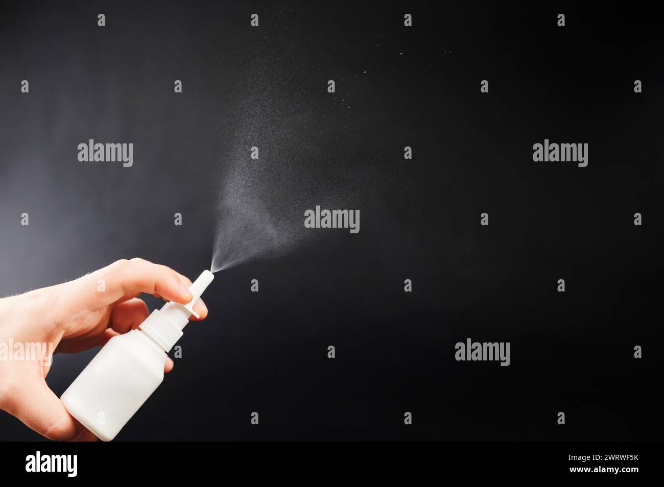 Terapia del naso con tema spray. Risciacquare dal flacone di plastica Foto Stock