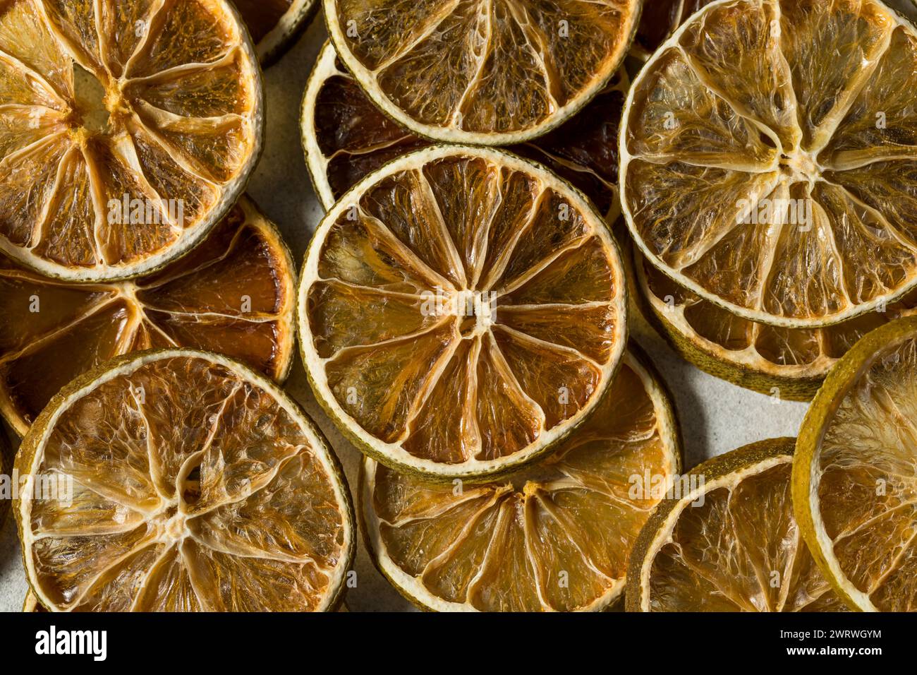 Fette di lime disidratate organiche in una ciotola da guarnire Foto Stock