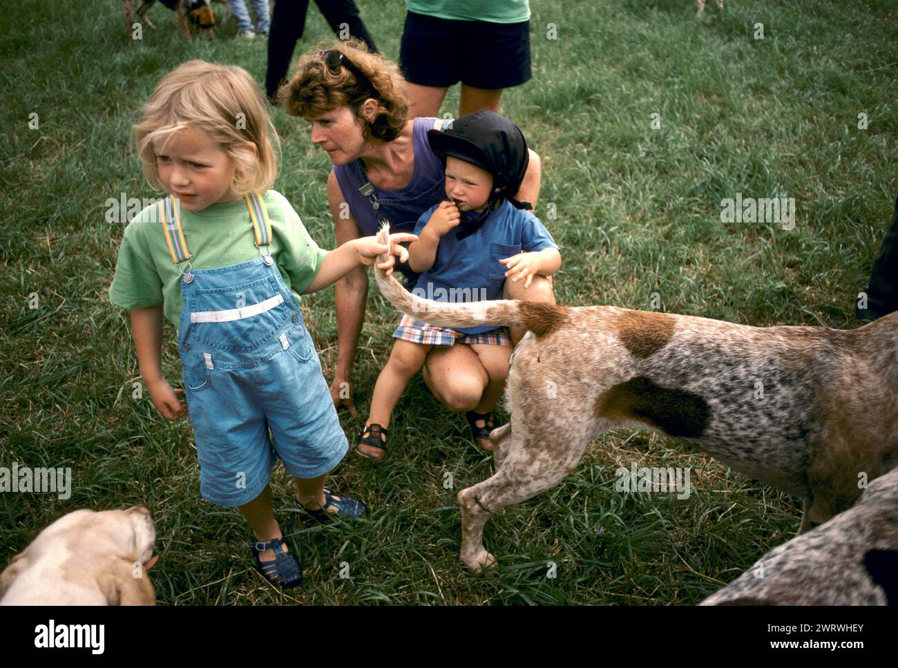 Madre e due figli al Quantock Staghounds Lawn si incontrano a Bagborough House, l'ultimo incontro della stagione di caccia. 1997. Quantock Hills Somerset Inghilterra 1990s UK HOMER SYKES Foto Stock