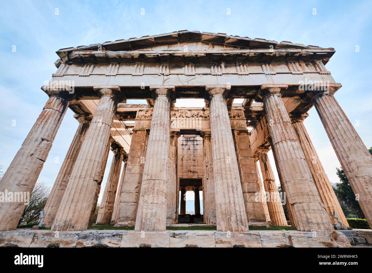 Atene, Grecia - 3 marzo 2024: Tempio di Efesto nell'antica Agorà Foto Stock