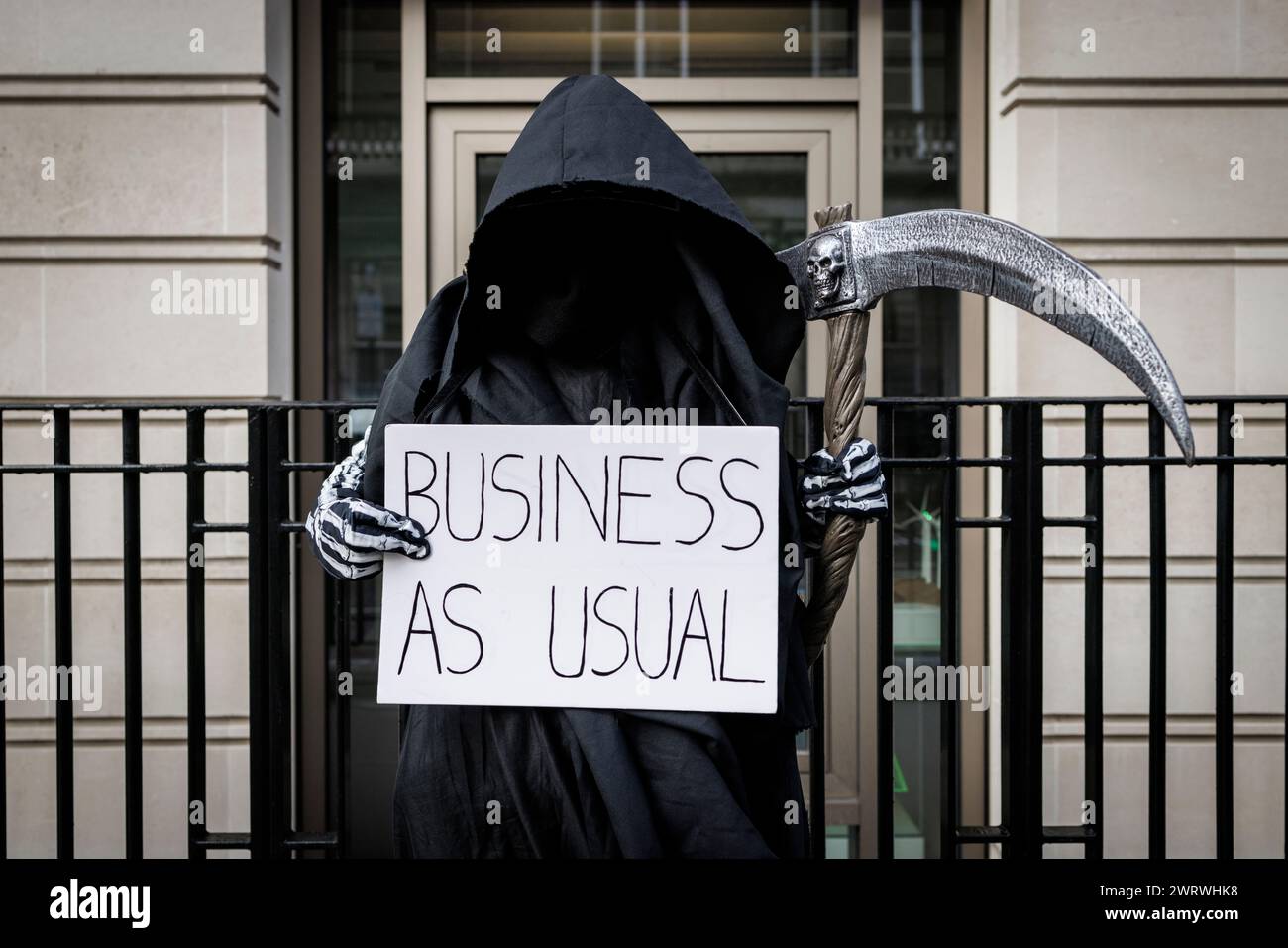 9 dicembre 2023. St James Sq., Londra, Regno Unito. "Affari come al solito". Protesta della Climate Justice Coalition fuori dagli uffici della BP. Foto Stock