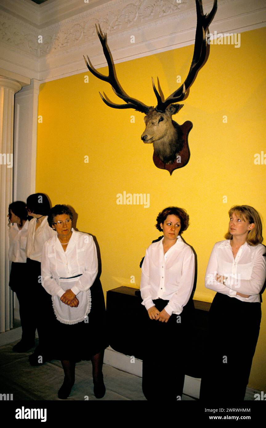 West Bagborough, Somerset, Inghilterra 9 maggio 1997. Donne locali che fungono da personale di cucina all'annuale Hunt Ball di Bagborough House 1990s UK HOMER SYKES Foto Stock