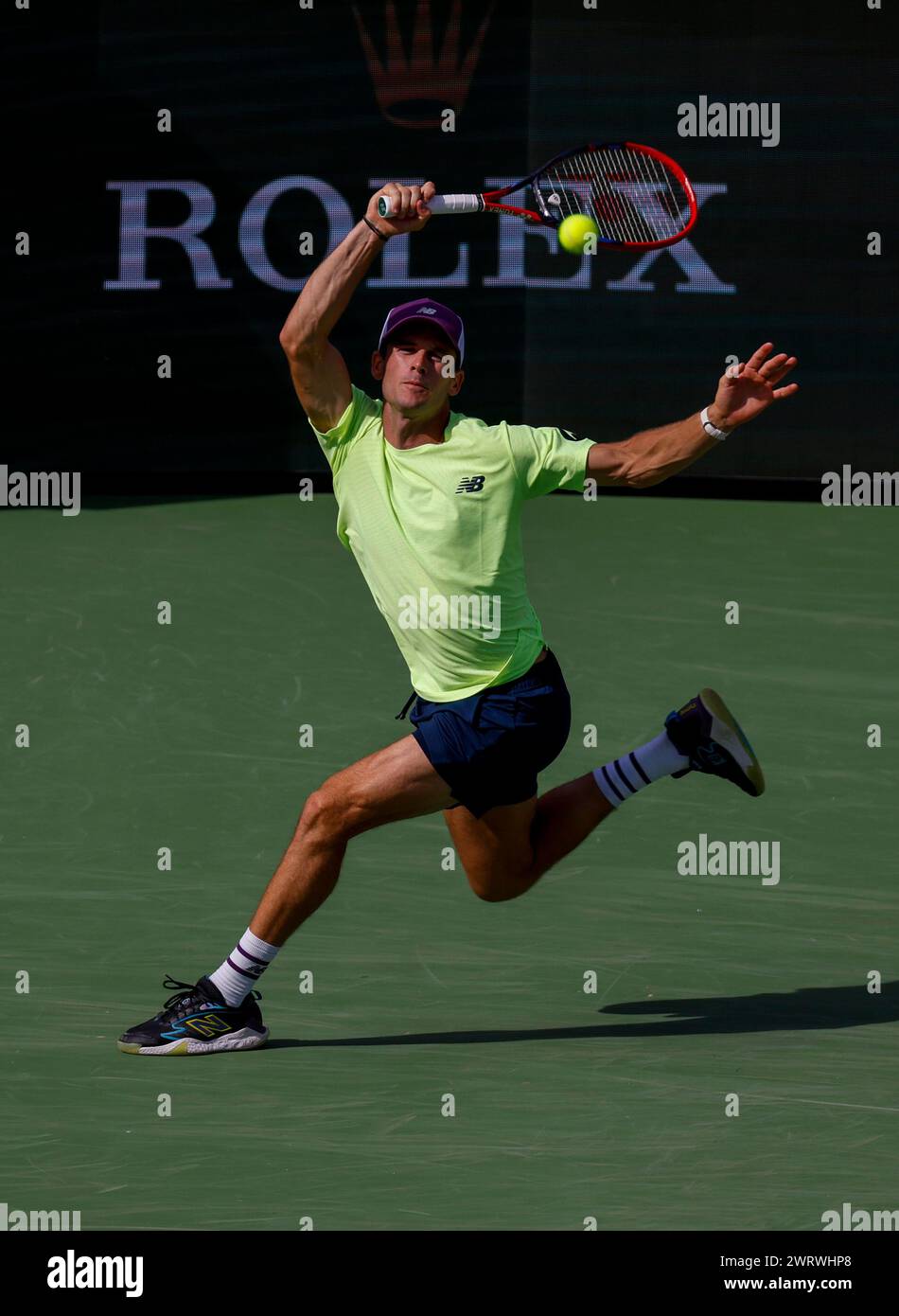 13 marzo 2024 Tommy Paul torna un tiro contro l'italiano Luca Nardi durante il BNP Paribas Open di Indian Wells, CA. Charles Baus/CSM Foto Stock