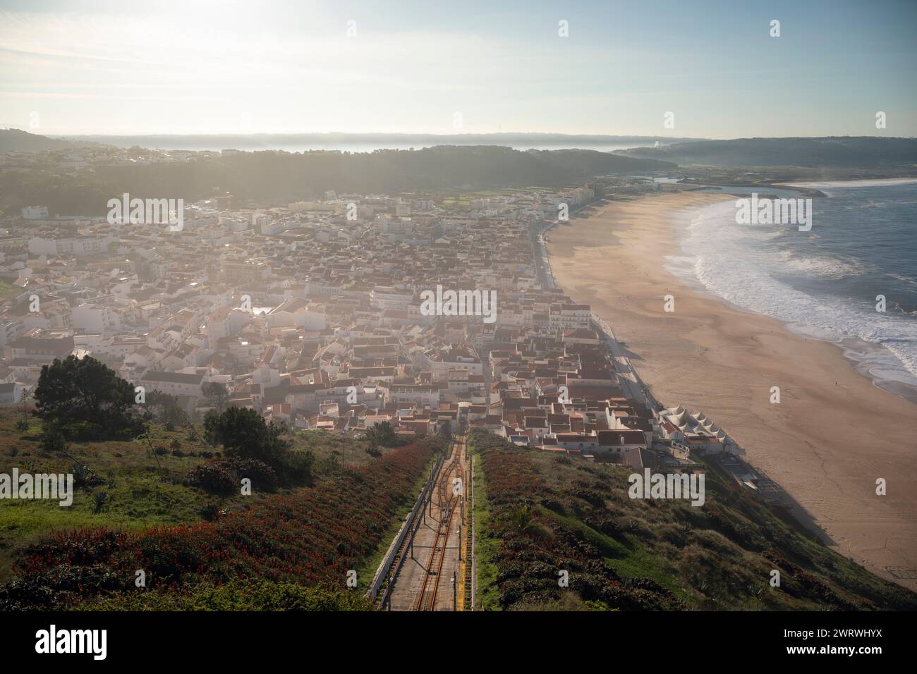 Europa, Portogallo, regione di Oeste, Nazaré, viste sulla spiaggia di Nazaré da Sitio de Nazaré Foto Stock