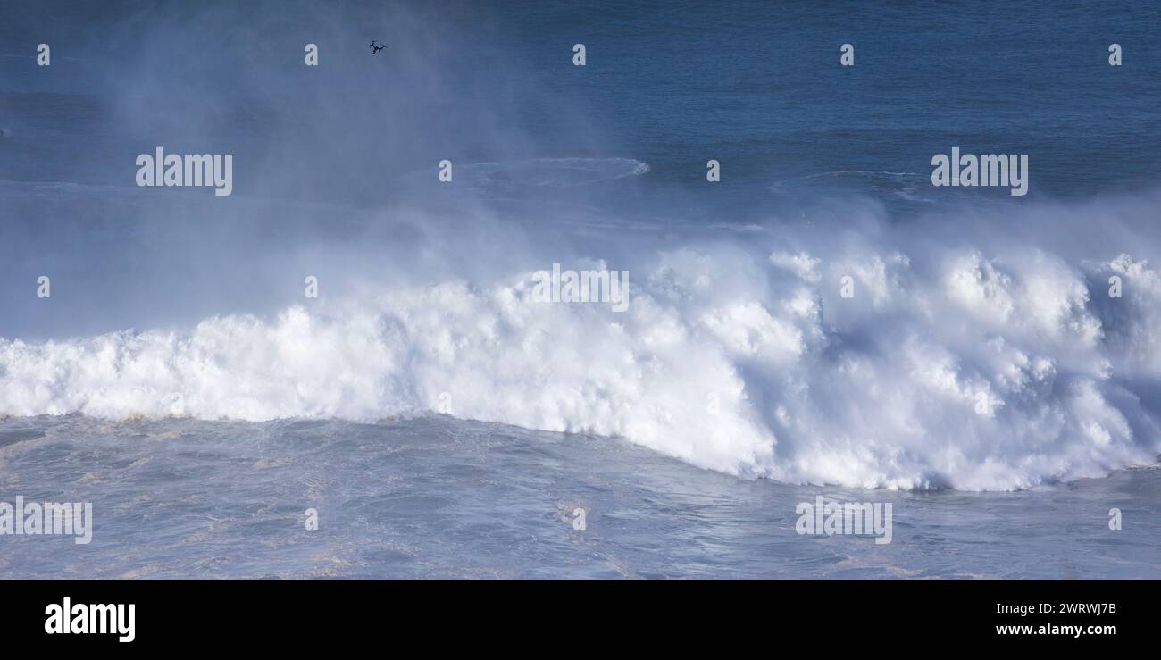 Portogallo, regione di Oeste, Nazaré, enormi onde vicino a Praia do Norte con Drone che filma il Gigantes de Nazaré Tow-in Surf Contest 2022 Foto Stock