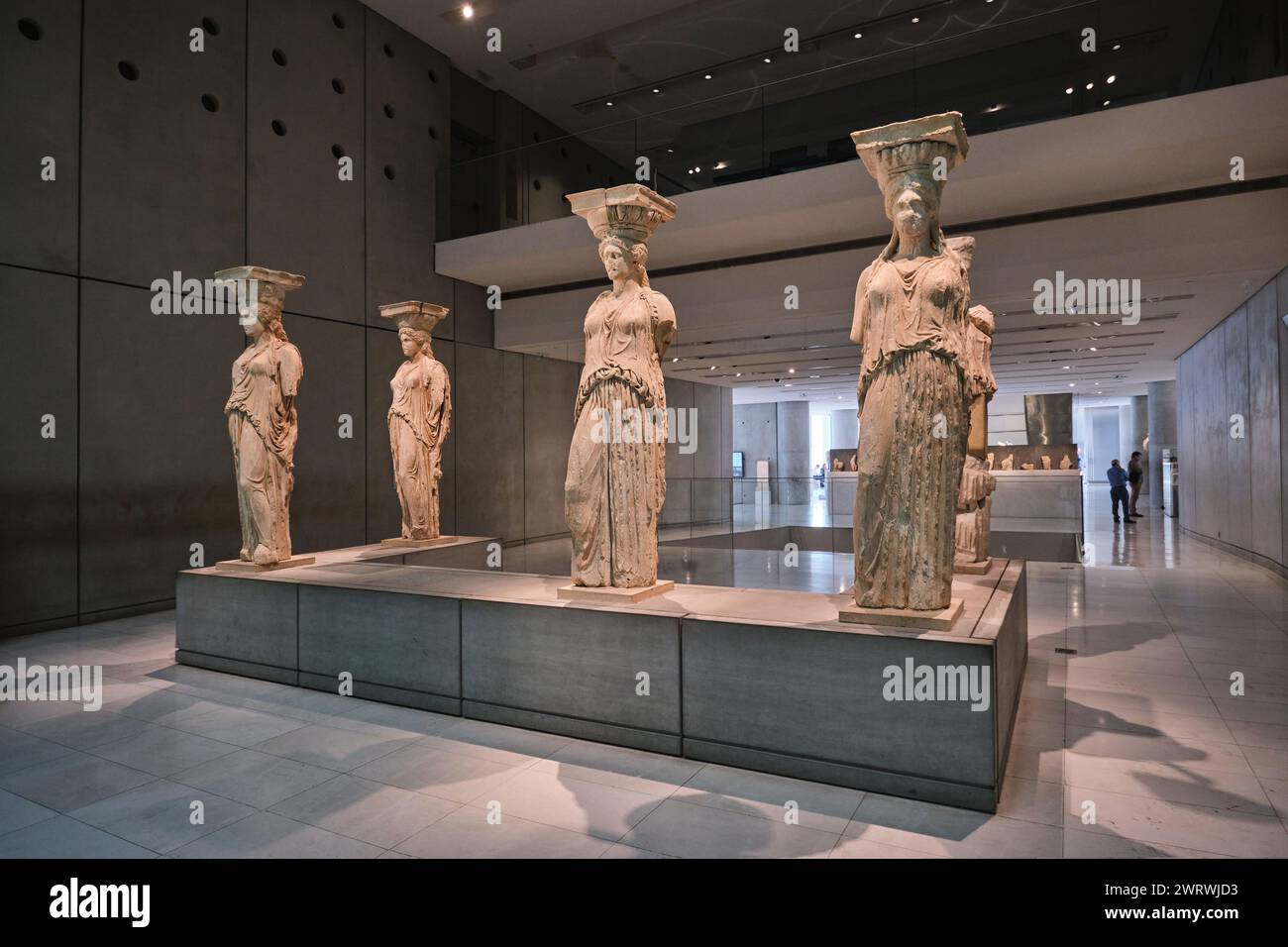 Atene, Grecia - 2 marzo 2024: Statue cariatide originali all'interno del moderno Museo dell'Acropoli con reperti dell'antica grecia Foto Stock