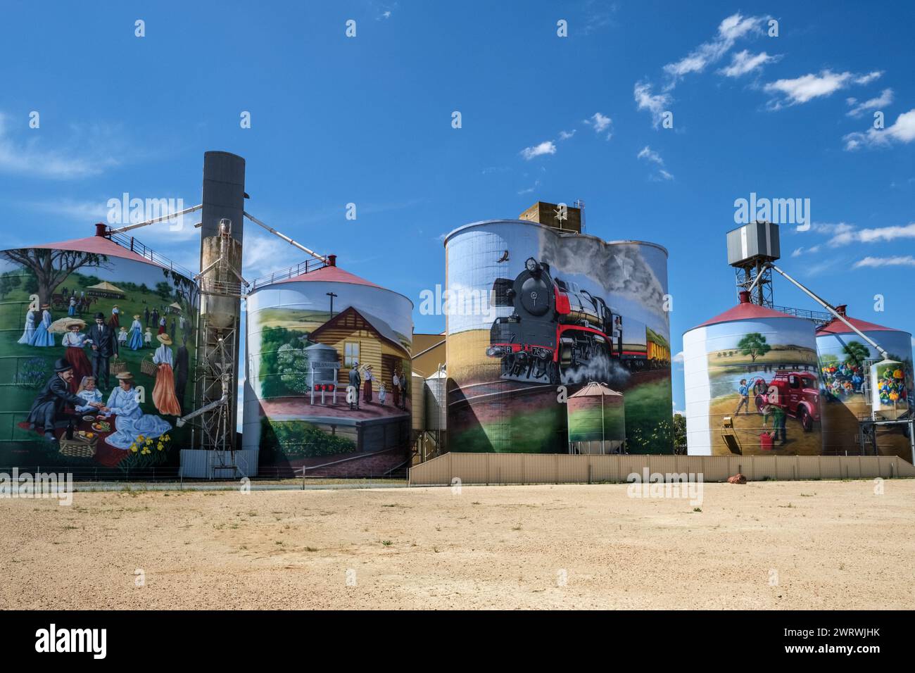 Silos di grano decorati a Colbinabbin - parte del sentiero di arte del silo, Victoria, Australia Foto Stock