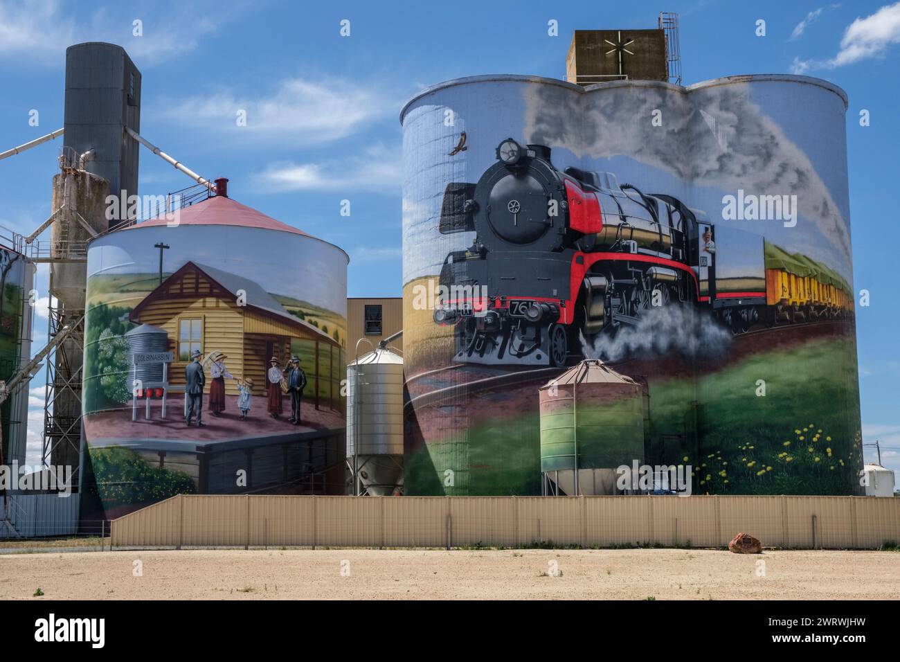 Silos di grano decorati a Colbinabbin - parte del sentiero di arte del silo, Victoria, Australia Foto Stock