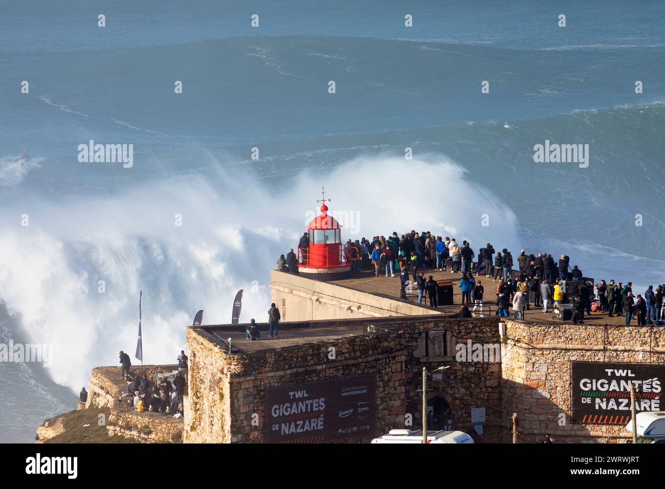 Europa, Portogallo, regione di Oeste, Nazaré, folla che guarda il Surfer "WipEout" da forte de Sao Miguel Arcanjo durante l'evento di Surf gratuito 2022 Foto Stock