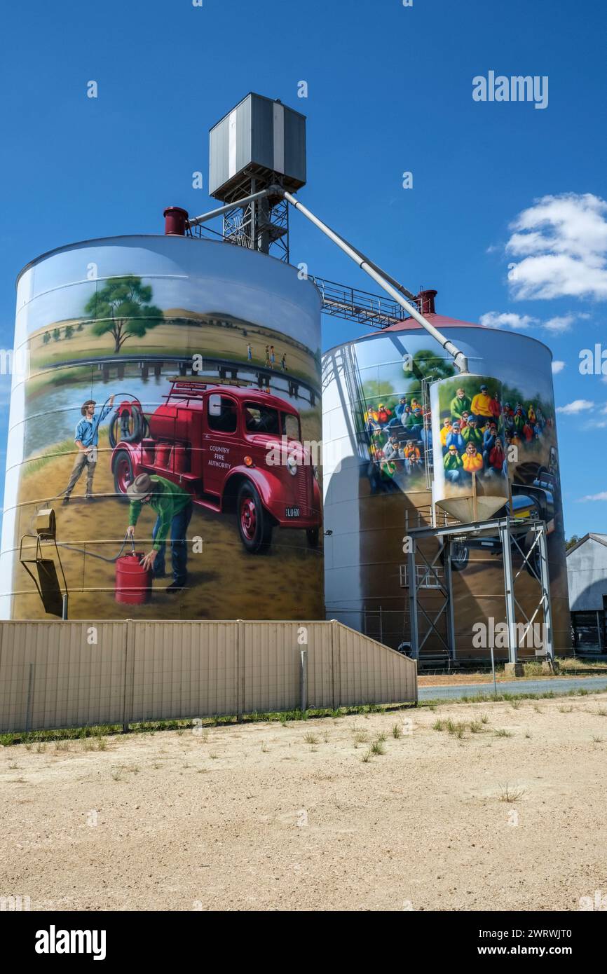 Silos di grano decorati a Colbinabbin - parte del sentiero di arte del silo, Victoria, Australia Foto Stock