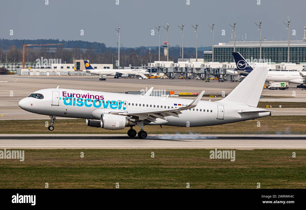 Ein Airbus A320-214 von Eurowings Scopri landet auf der Südbahn des Flughafen München. Registrazione D-AIUV. (München, Deutschland, 07.04.2023) Foto Stock