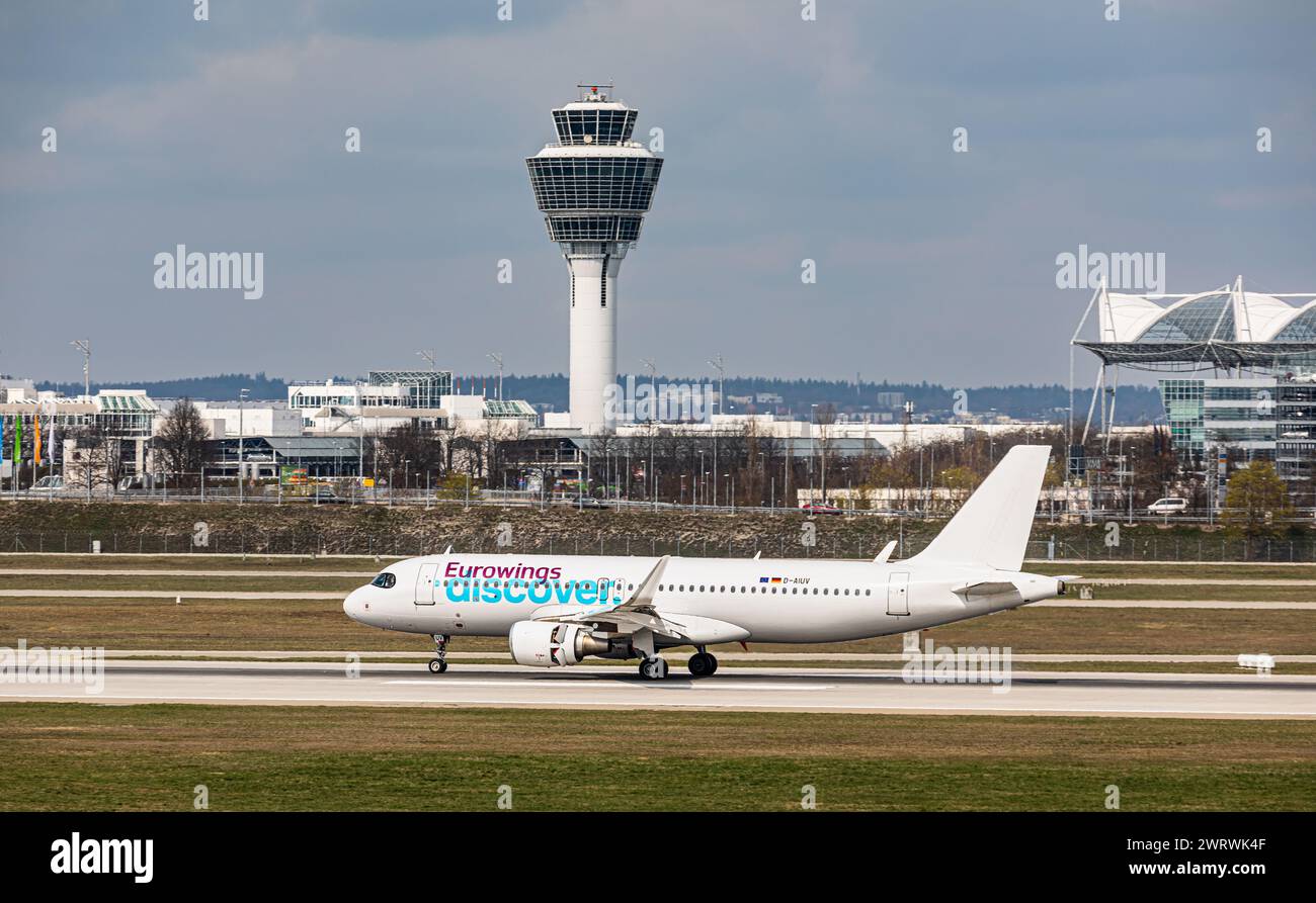 Ein Airbus A320-214 von Eurowings Scopri landet auf der Südbahn des Flughafen München. Registrazione D-AIUV. (München, Deutschland, 07.04.2023) Foto Stock