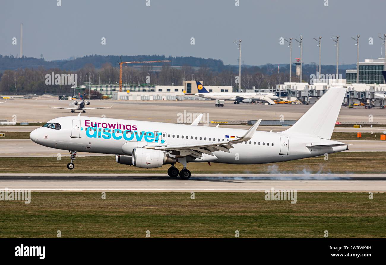 Ein Airbus A320-214 von Eurowings Scopri landet auf der Südbahn des Flughafen München. Registrazione D-AIUV. (München, Deutschland, 07.04.2023) Foto Stock