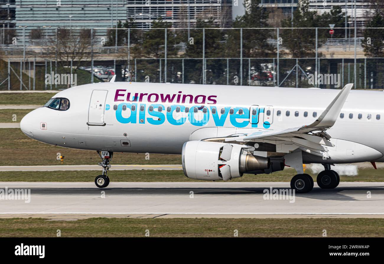 Ein Airbus A320-214 von Eurowings Scopri landet auf der Südbahn des Flughafen München. Registrazione D-AIUV. (München, Deutschland, 07.04.2023) Foto Stock