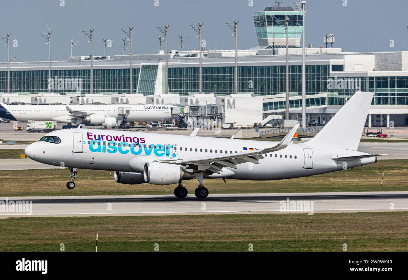 Ein Airbus A320-214 von Eurowings Scopri landet auf der Südbahn des Flughafen München. Registrazione D-AIUV. (München, Deutschland, 07.04.2023) Foto Stock