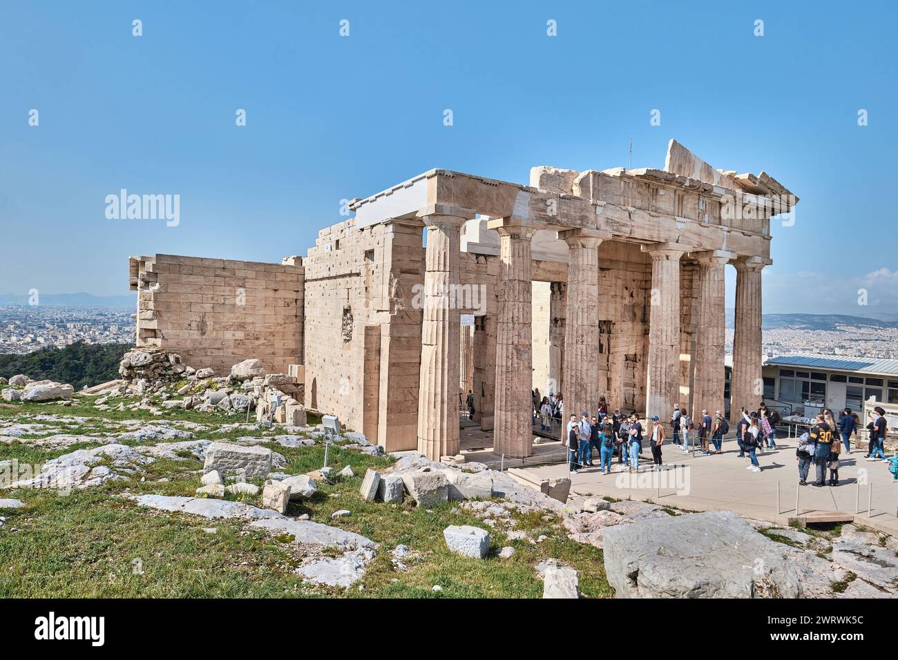 Atene, Grecia - 02 marzo 2024: Dettagli architettonici dei Propilei sull'Acropoli di Atene Foto Stock