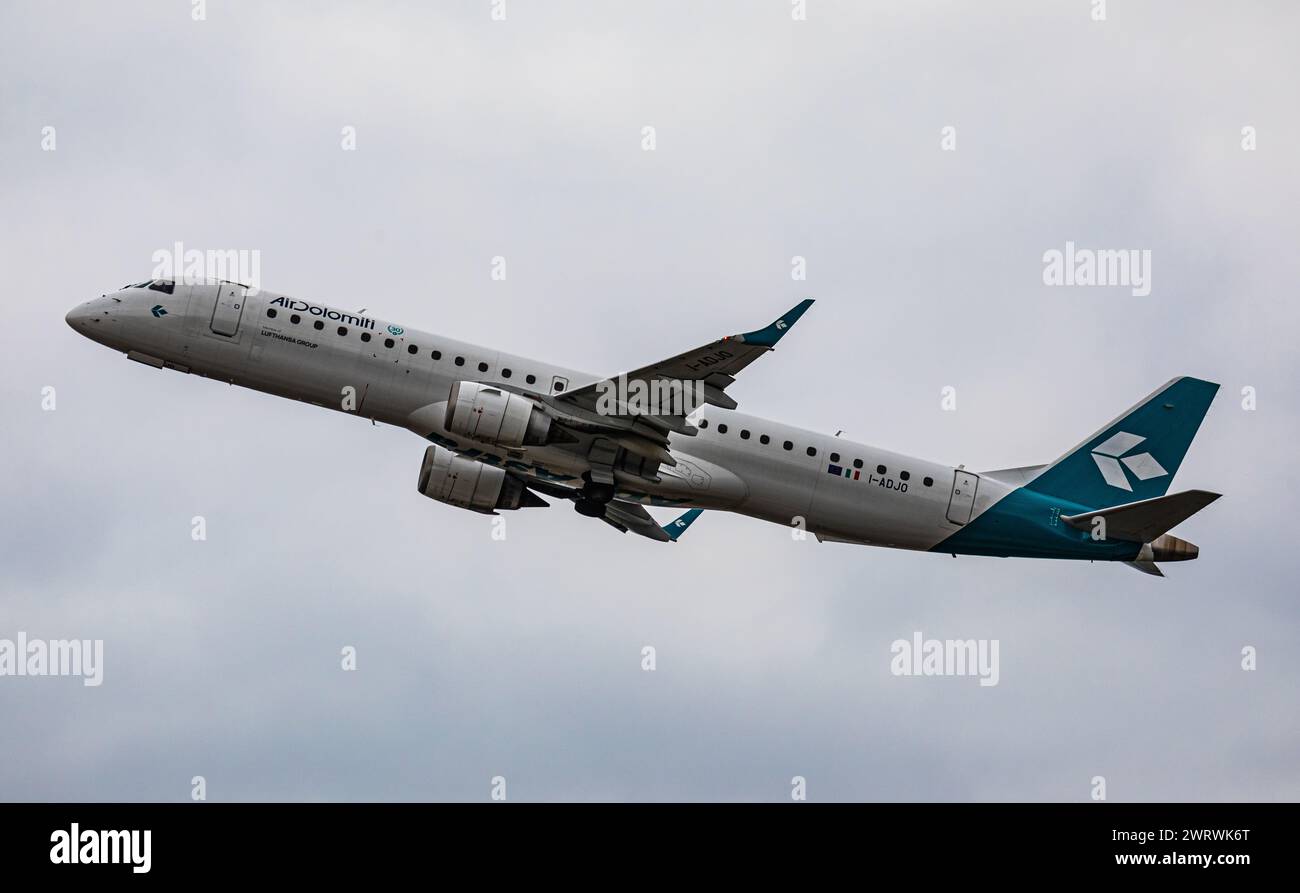 Ein Embraer 195LR von Air Dolomiti startet von der Südbahn des Flughafen München. Registrazione i-ADJO. (München, Deutschland, 07.04.2023) Foto Stock