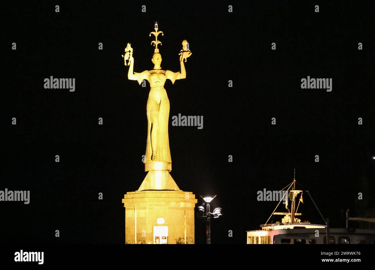 Grande vista ravvicinata della famosa statua di Imperia all'ingresso del porto di Costanza (Costanza) sul lago di Costanza (Bodensee) in Germania di notte. Foto Stock