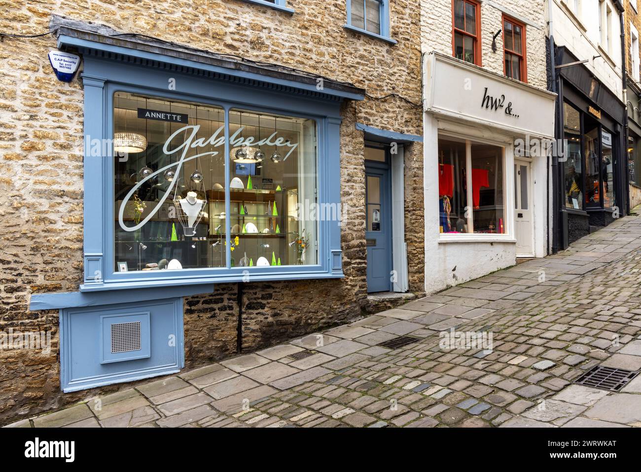 Gabbedey Annette Designer Goldsmith su Catherine Hill. Una ripida strada acciottolata piena di negozi indipendenti, St Catherine's, Frome, Somerset, Inghilterra Foto Stock