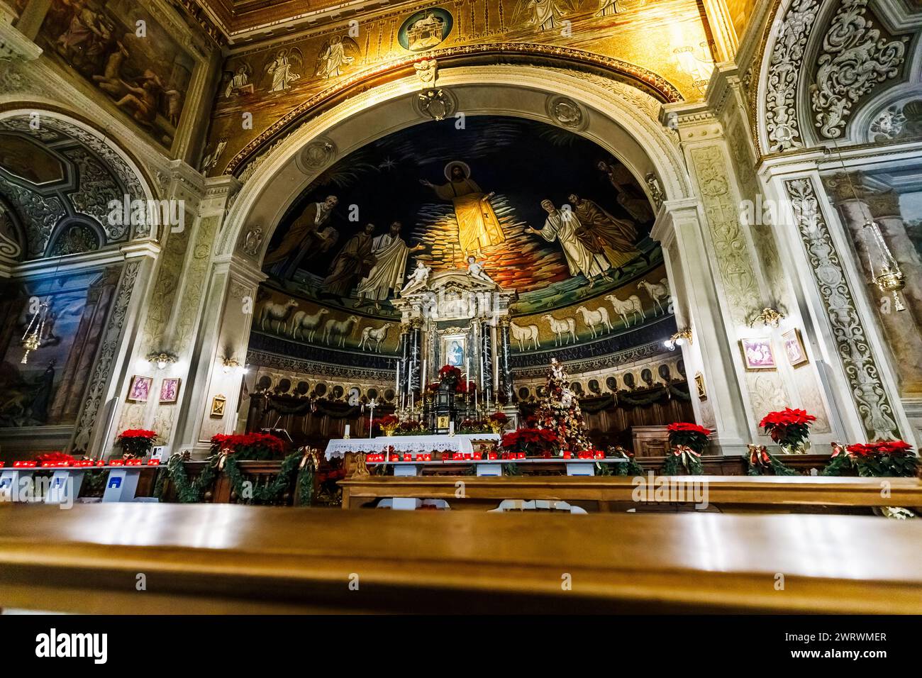 Roma, Italia - 27 dicembre 2023: Vista interna della Basilica dei Santi Cosma e Damiano (Basilica dei Santi Cosma e Damiano) visitata dai turisti in Foto Stock