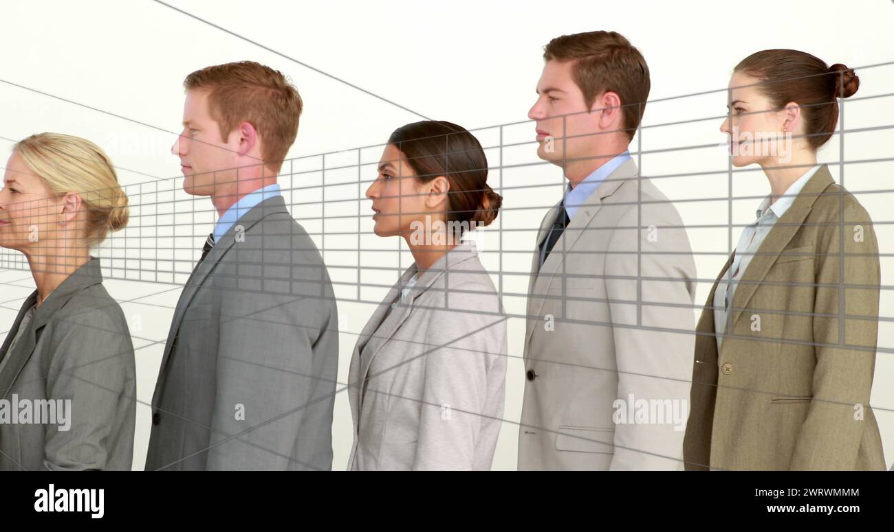 Immagine di uomini d'affari in fila su una corsia di trasporto futuristica con un canale alfa Foto Stock