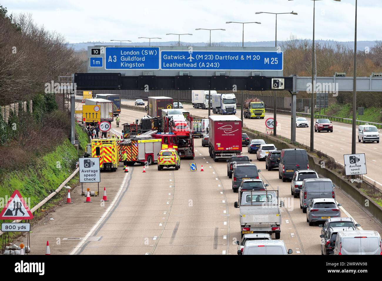 Un incidente stradale in avvicinamento allo svincolo 10, Wisley sull'autostrada M25 con servizi di emergenza presenti Surrey Inghilterra Regno Unito Foto Stock