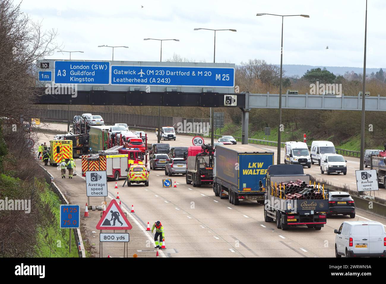 Un incidente stradale in avvicinamento allo svincolo 10, Wisley sull'autostrada M25 con servizi di emergenza presenti Surrey Inghilterra Regno Unito Foto Stock