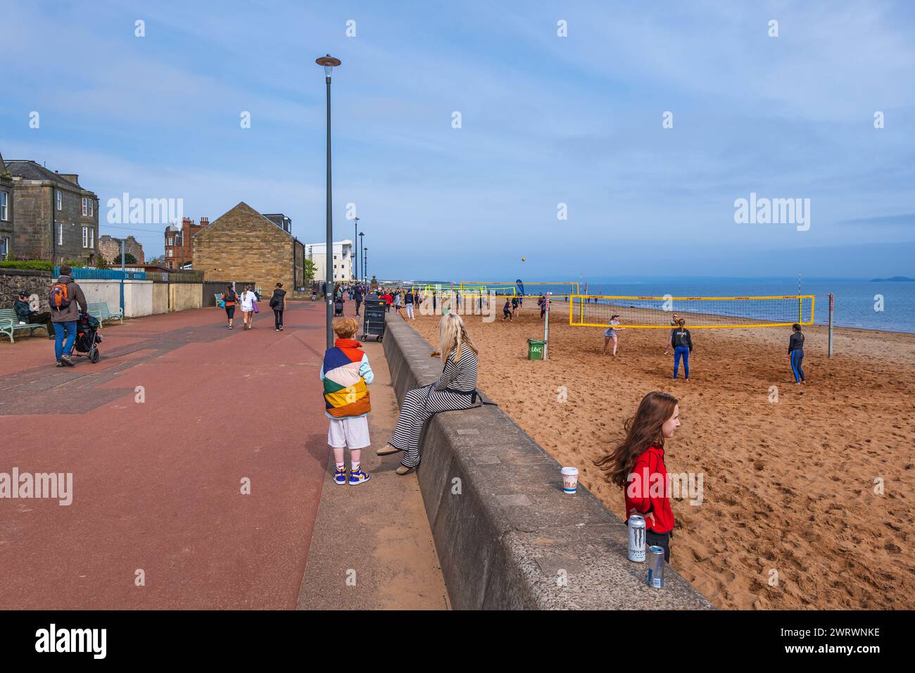 Edimburgo, Scozia, Regno Unito - 13 maggio 2023: Passeggiata e spiaggia di Portobello con gente che gioca a pallavolo, vivace sobborgo costiero a est del centro della città. Foto Stock