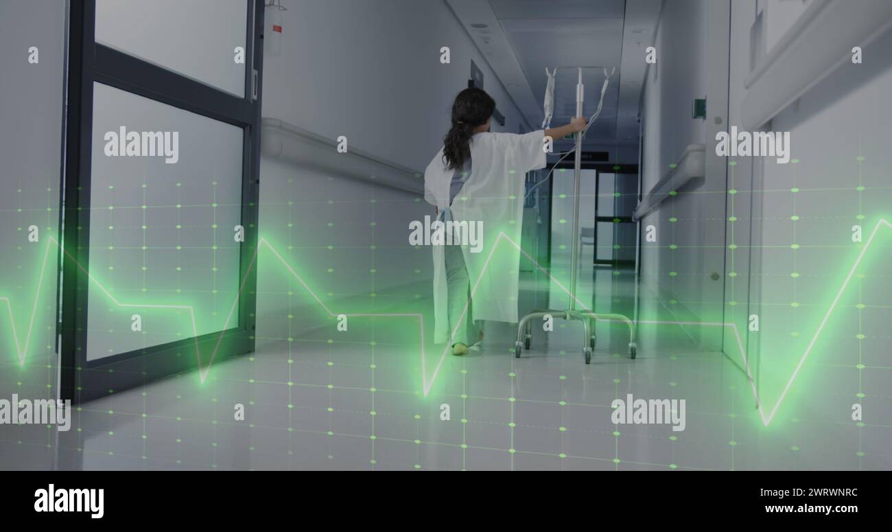 Immagine del trattamento dei dati su birazziale ragazza paziente con gocciolamento in ospedale Foto Stock