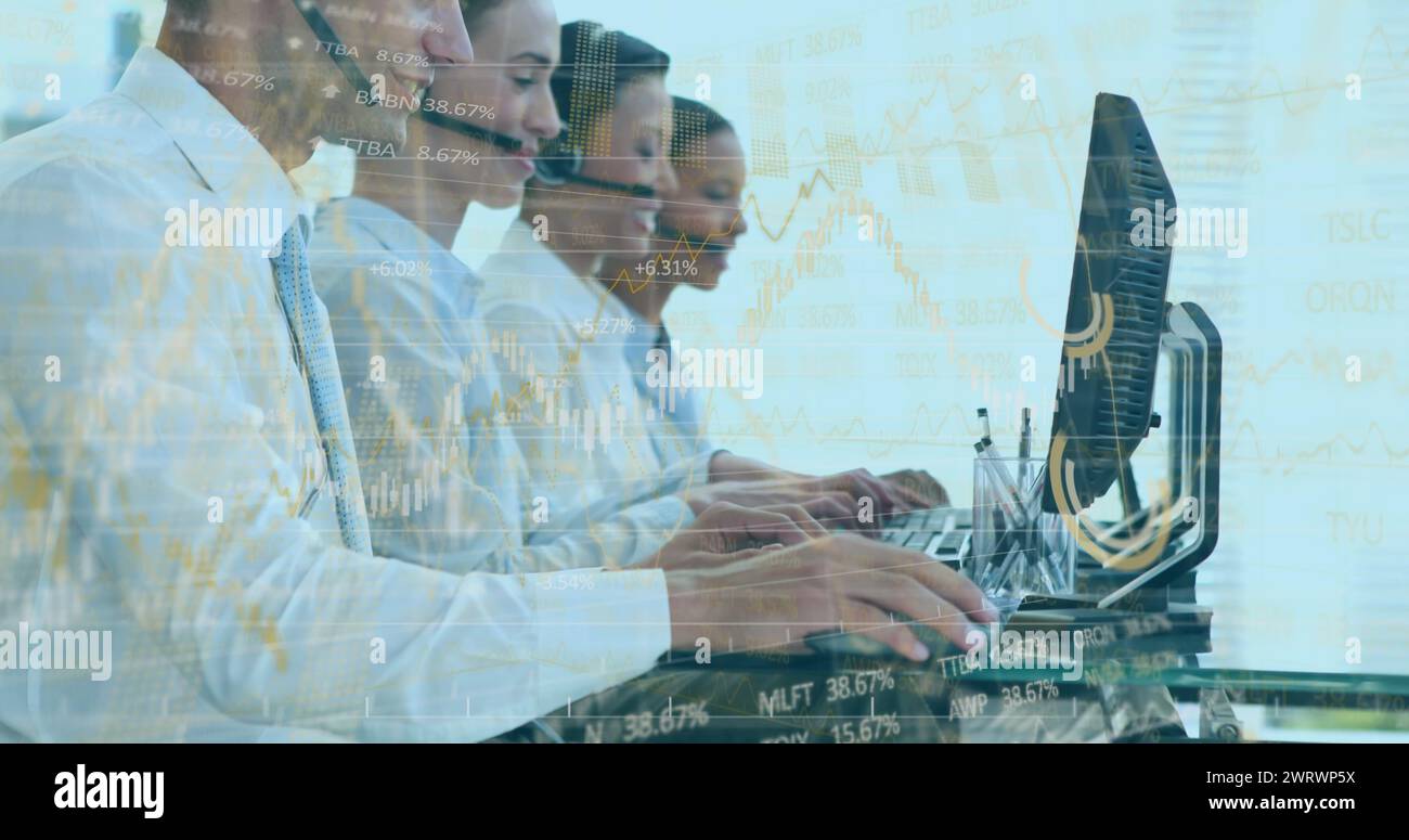 Grafici e statistiche si sovrappongono a diversi team di call center coinvolgenti e sorridenti davanti alla telecamera. Foto Stock