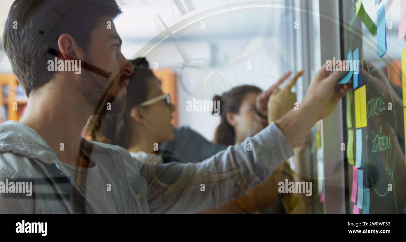 Immagine dell'orologio su diversi professionisti che prendono appunti Foto Stock