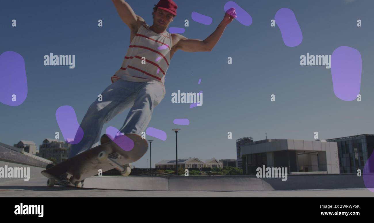 Immagine di macchie colorate su skateboard uomo caucasico Foto Stock