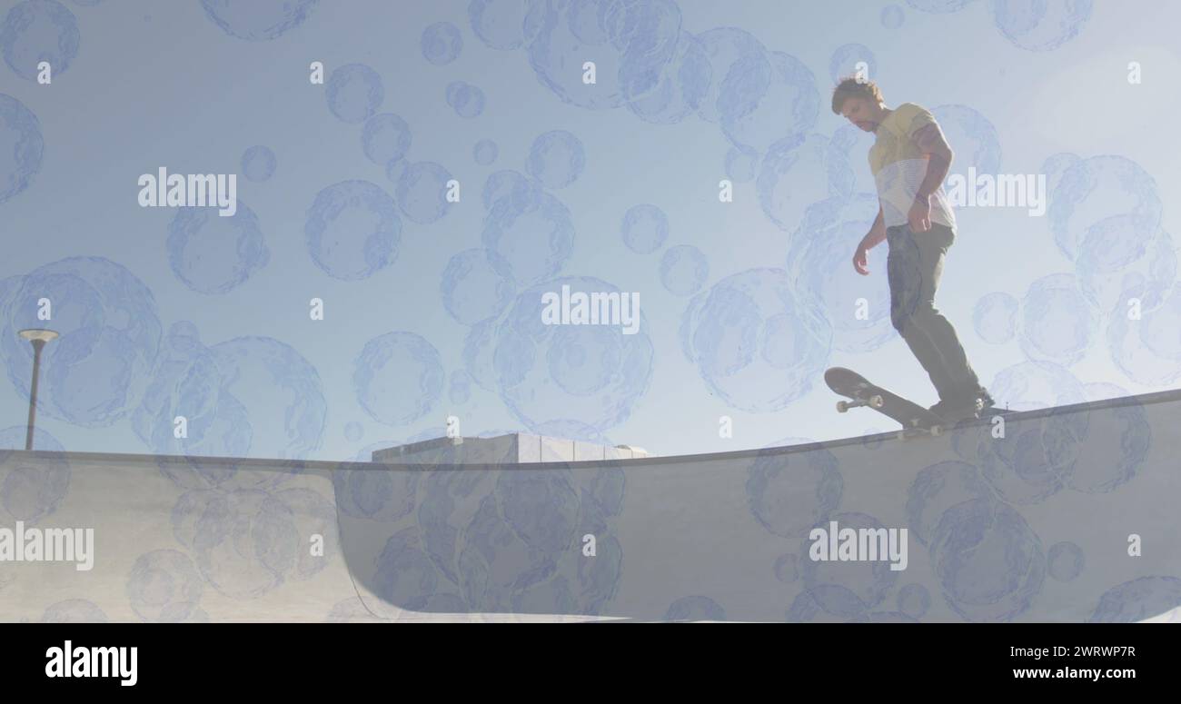 Immagine di bolle sopra skateboard uomo caucasico Foto Stock