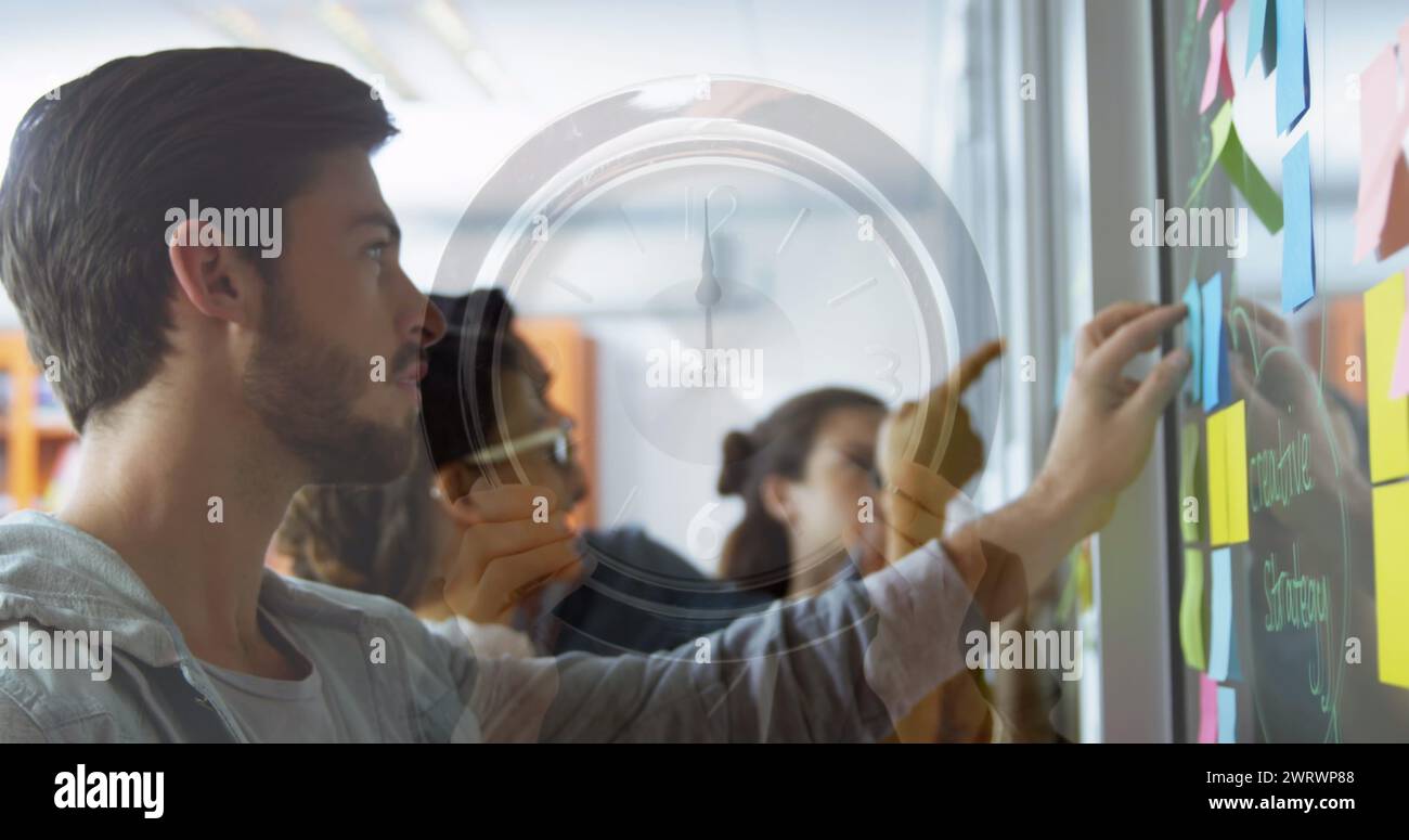 Immagine dell'orologio su diversi professionisti che prendono appunti Foto Stock