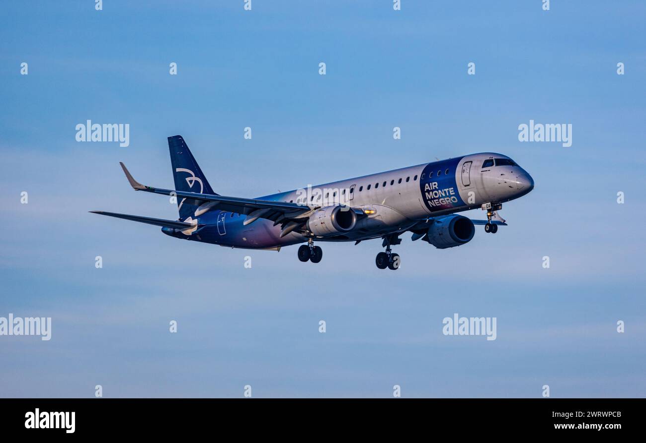 Ein Embraer 195LR von Air Montenegro befindet sich im Landeanflug auf den Flughafen Zürich. Gestartet ist das Flugzeug a Podgorica. Registrazione 4O-A. Foto Stock