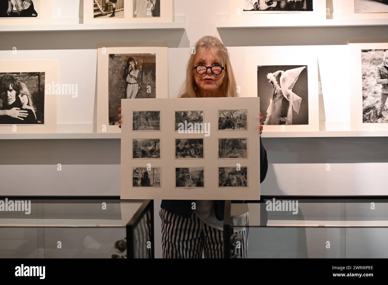 Offrendo una straordinaria finestra sul mondo privato del celebre modello, musa, fotografo e icona, la Pattie Boyd Collection sarà offerta da Christie's online dall'8 al 22 marzo con tutti i 111 lotti aperti per la navigazione dal 26 febbraio. Una cover-girl di Vogue per quattro volte, Boyd è ampiamente considerata come la musa più leggendaria del rock - essendo l'ex moglie di George Harrison ed Eric Clapton, ha ispirato alcune delle più grandi canzoni d'amore di tutti i tempi. La vendita è guidata dalla grafica originale scelta da Eric Clapton per la copertina dell'album di Derek and the Dominos 1970 Layla and Other assorted Love Songs... Foto Stock