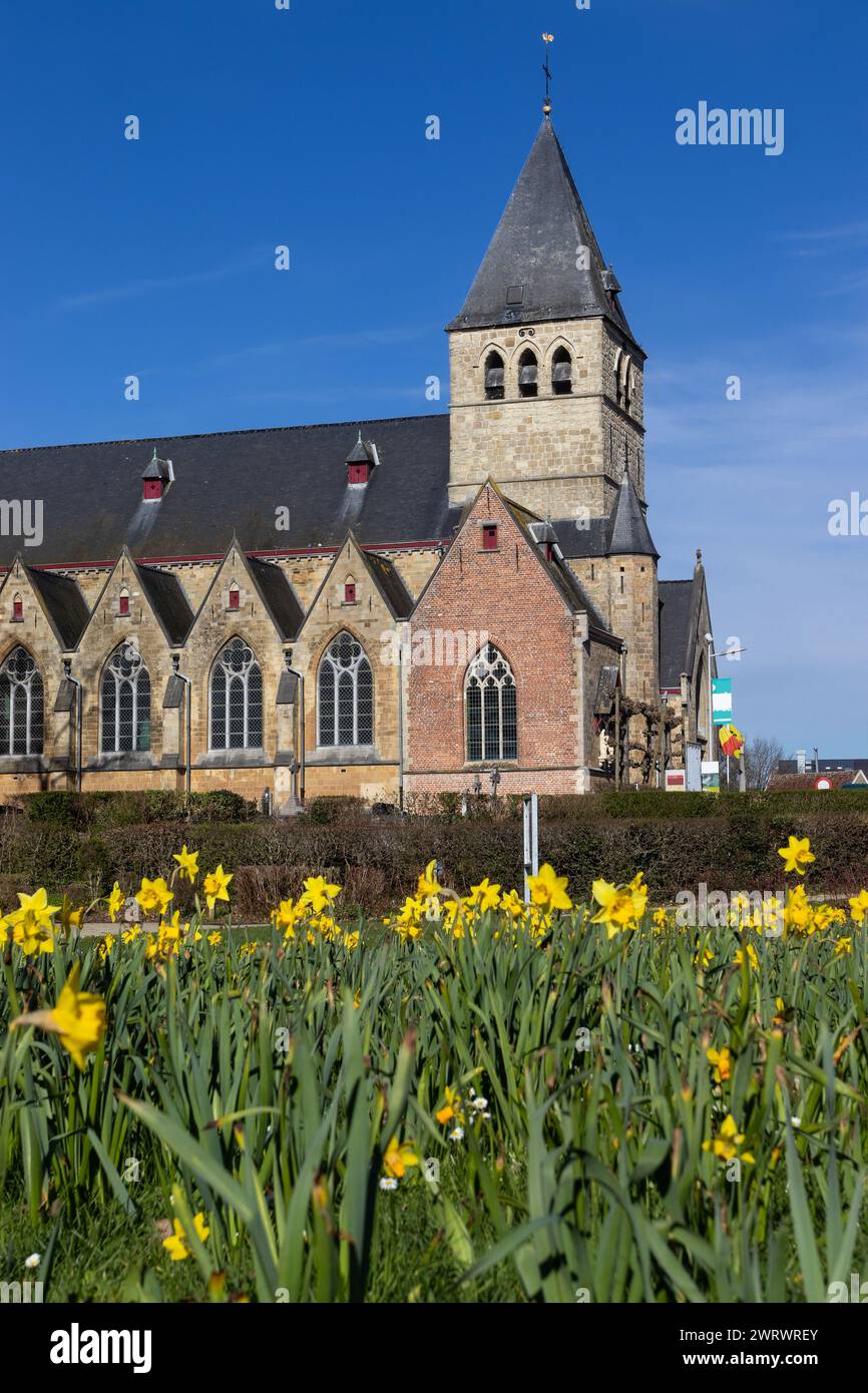 Vista primaverile della chiesa di Sint Martinus a Herzele, Fiandre orientali, Belgio. Copiare lo spazio sottostante. Foto Stock