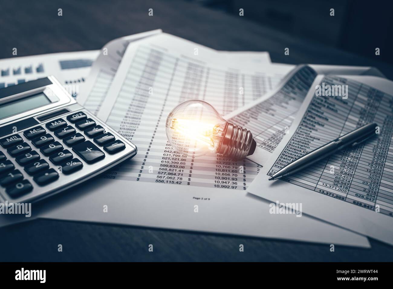 la lampadina rappresenta una buona idea per le aziende in materia di documenti finanziari, di budget o di risorse sul luogo di lavoro. Idea, Corporation, concetto di impresa. Foto Stock