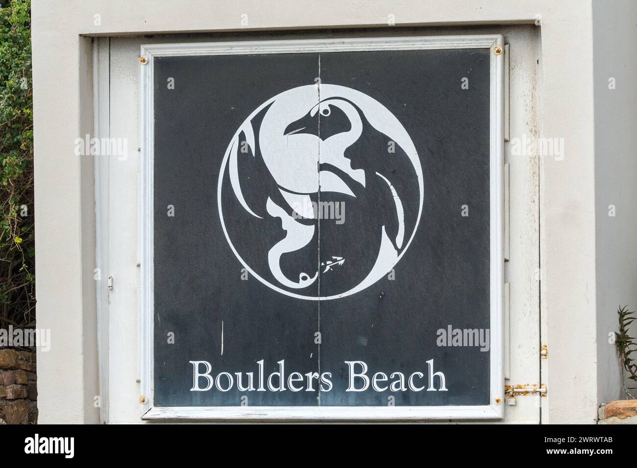 Insegna Boulders Beach o segnaletica con pinguini su sfondo bianco e nero nel Capo Occidentale, Sud Africa Concept Travel and Tourism Foto Stock