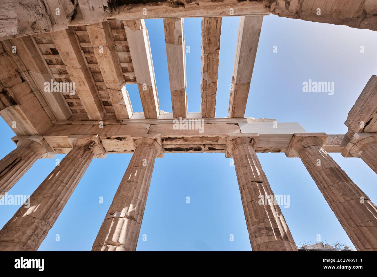 Atene, Grecia - 02 marzo 2024: Dettagli architettonici dei Propilei sull'Acropoli di Atene Foto Stock