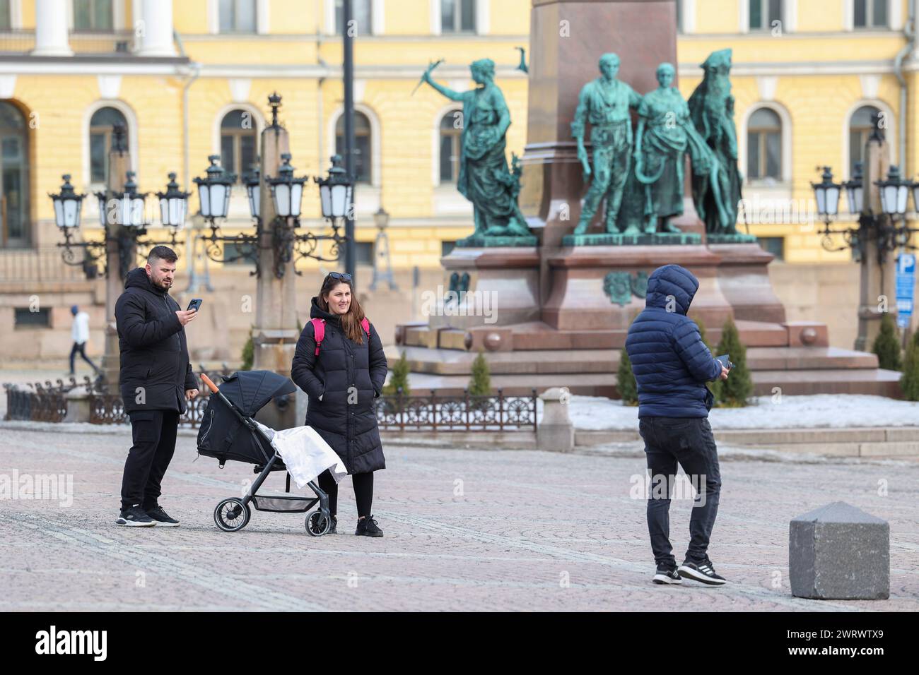 La gente cammina nella piazza di fronte alla cattedrale di Helsinki, Foto Stock