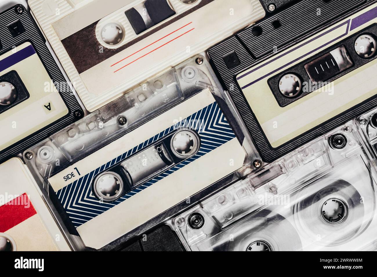 Foto di una pila di vecchie cassette audio appoggiate su una superficie piana. Foto Stock