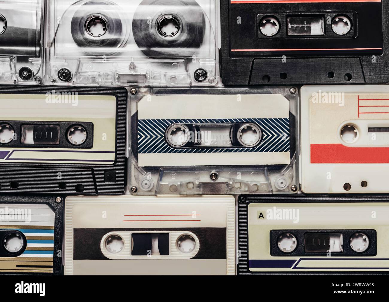 Foto di una pila di vecchie cassette audio appoggiate su una superficie piana. Foto Stock