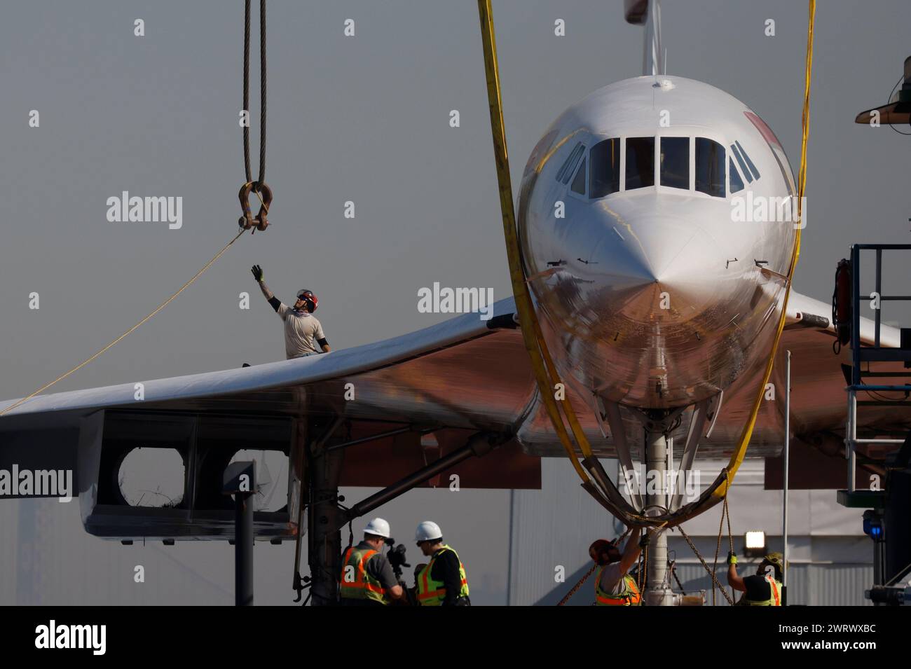 New York, Stati Uniti. 14 marzo 2024. I lavoratori preparano il Concorde della British Airways ad essere trasportato da Crane all'Intrepid Museum giovedì 14 marzo 2024 a New York. L'iconico jet supersonico del British Airways Concorde G-BOAD (Alpha Delta) dell'Intrepid Museum, che detiene il record per la più veloce traversata transatlantica da parte di un aereo passeggeri, ritorna all'Intrepid Museum dopo un progetto di restauro lungo mesi presso il cantiere navale GMD di Brooklyn Navy Yard. Foto di John Angelillo/UPI credito: UPI/Alamy Live News Foto Stock