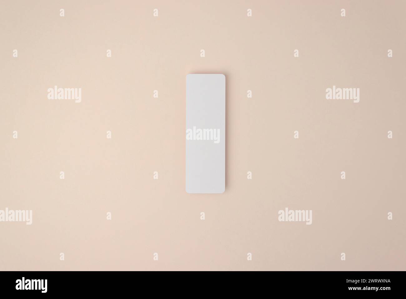 Mockup segnalibri, Mockup segnalibri 2x6 pollici, scorta con stile minimo, Mockup cancelleria, Mockup segnalibro vuoto, Peach background Foto Stock